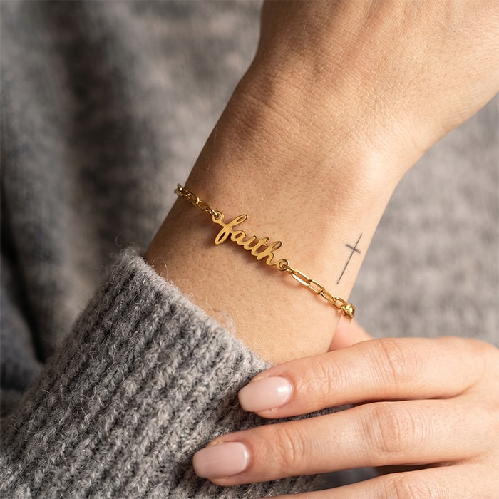 Armband aus 18-karätig vergoldet mit Anhänger in Schriftform und